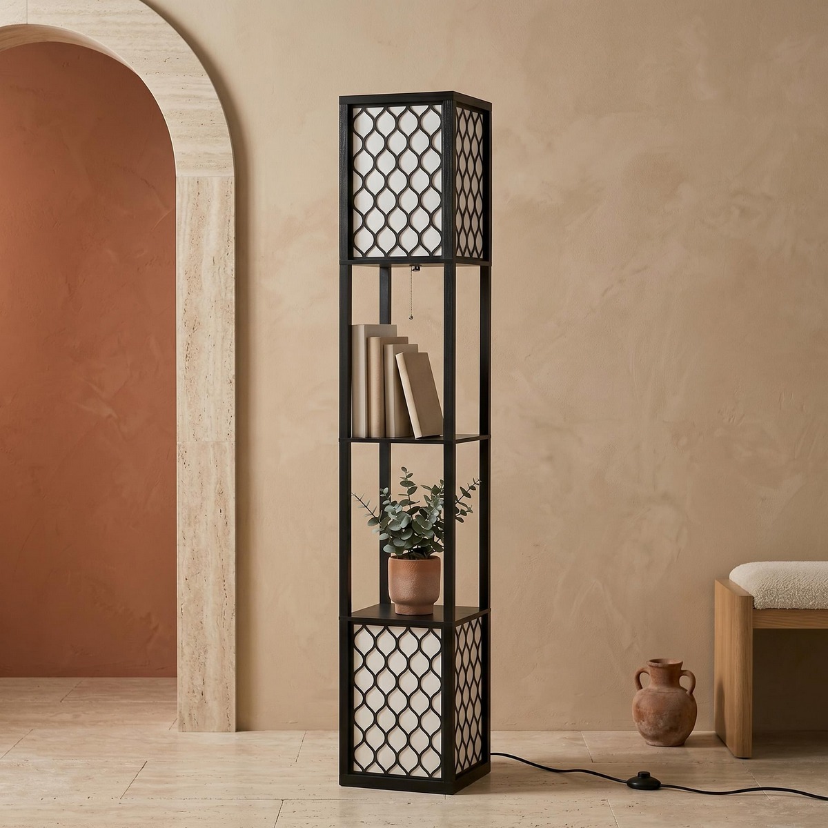 Un lampadaire étagère 2 niveaux noir et blanc décoratif dans un salon beige, avec des compartiments pour poser des objets et un style géométrique moderne.