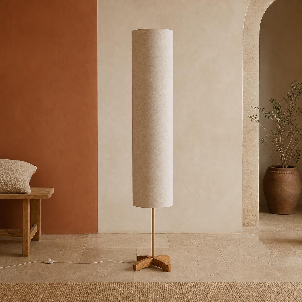 Un lampadaire tissu cylindrique style Japandi beige posé dans un salon doux et minimaliste.