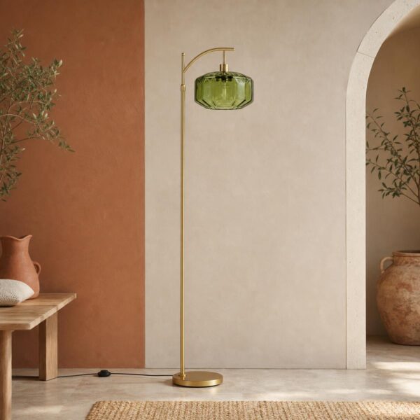 Un lampadaire verre vert globe facetté doré avec télécommande LED dans un salon beige, avec un pied doré et un abat-jour en verre vert suspendu.